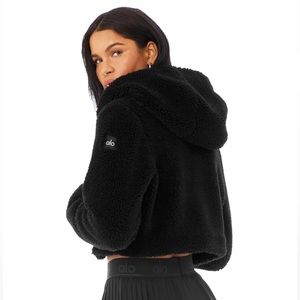 ALO BLACK CROPPED LA SHERPA JACKET
